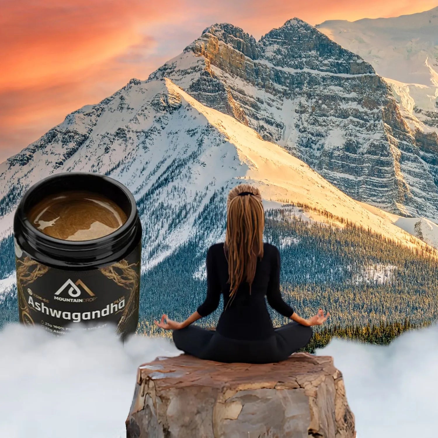 Nainen meditoimassa vuoren päällä. Ashwagandha tukee mielen ja kehon tasapainoa luonnollisesti.