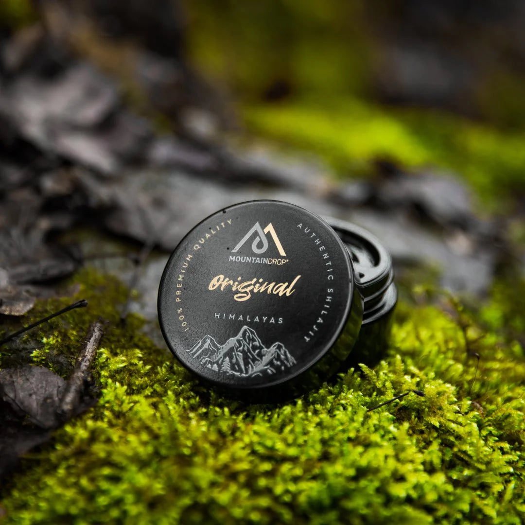 Mountaindrop Shilajit luonnon sammalpedillä – aidosti puhdas Himalajan hartsi tukee keskittymistä.