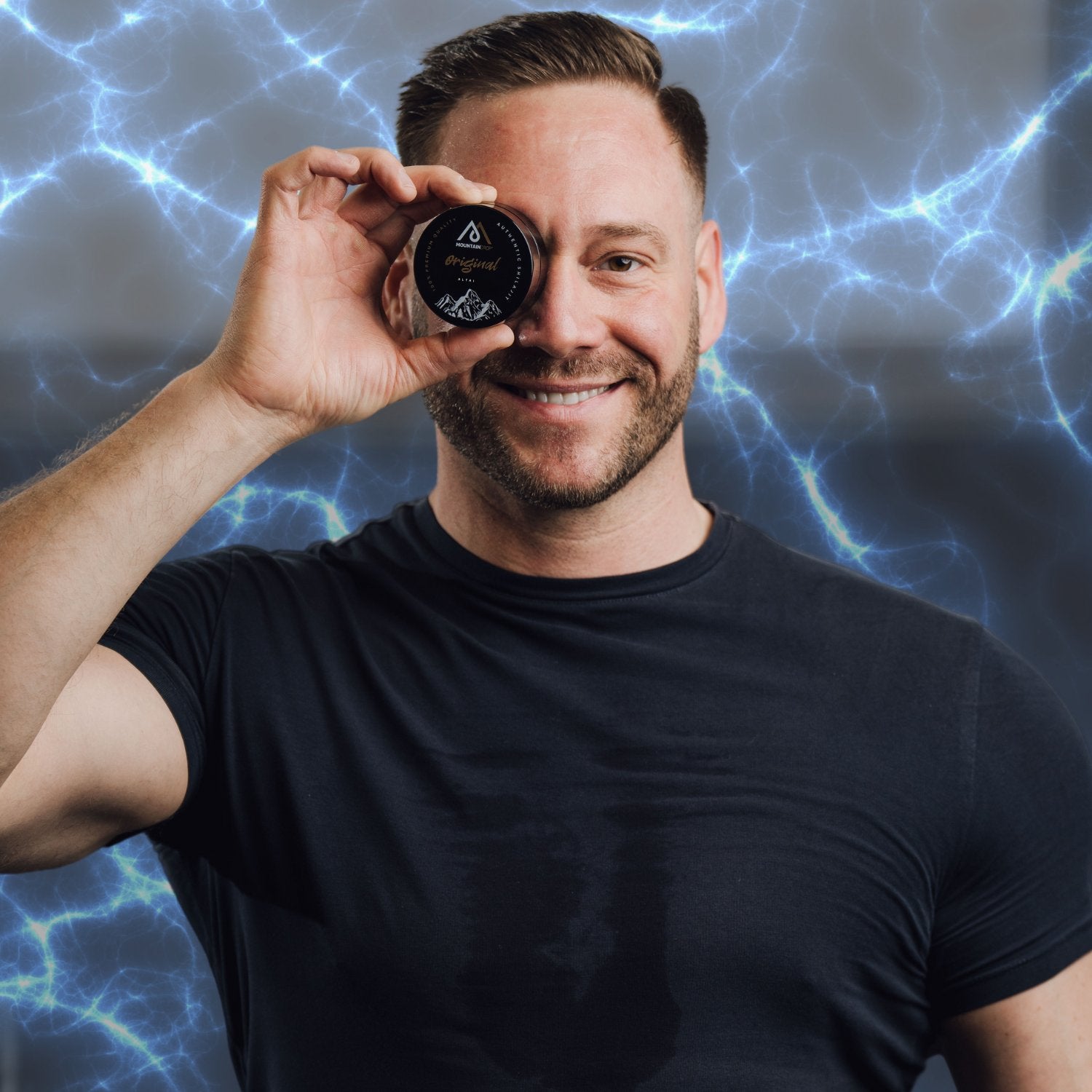 Mies pitämässä Shilajit purkkia. Nosta energiatasoja ja testosteronitasoja Shilajitin avulla.