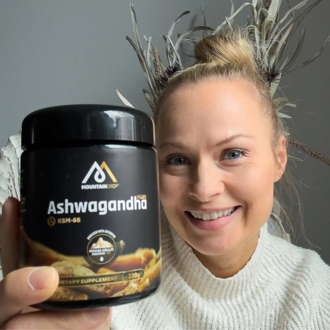 Nainen esittelee Mountaindrop Ashwagandha+ -valmistetta – luontaista tukea arkeen ja hyvinvointiin.