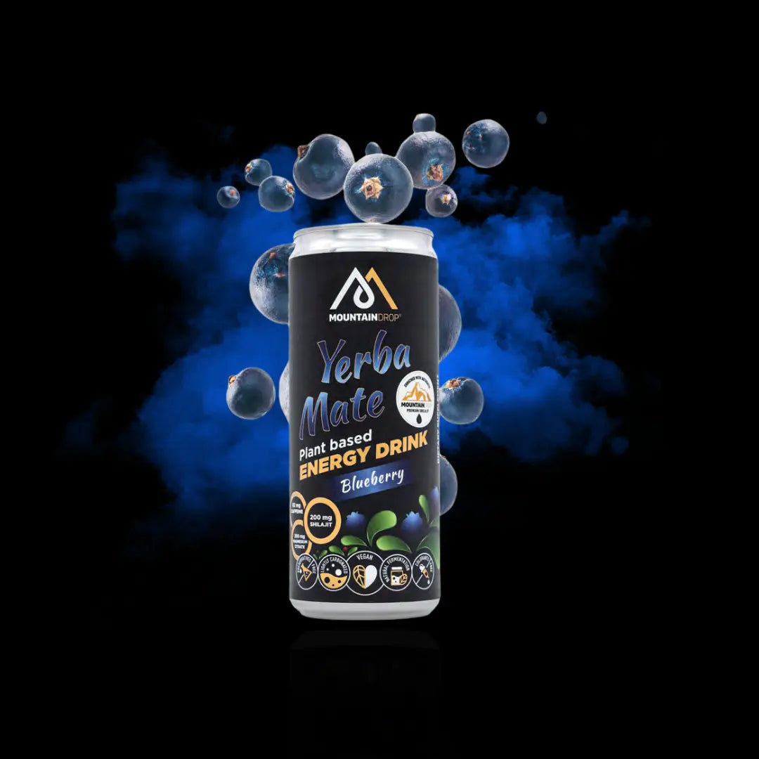 Mountaindrop Yerba Mate - tölkki taustalla mustikoita. Mustikan makuinen energiajuoma luonnoliisilla raaka-aineilla.