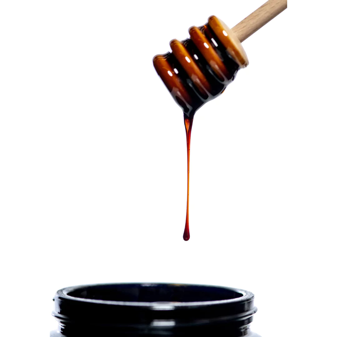 Mountaindrop Kastanjahunajaa valutetaan lusikasta – täyteläinen ja intensiivinen maku tukemaan energiaa ja vastustuskykyä.