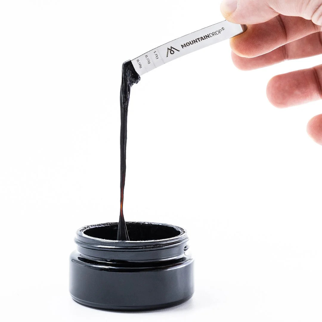 Mountaindrop Shilajit valutetaan mittalusikkaan – voimakas luonnon hartsivalmiste tukee energiaa ja kestävyyttä.