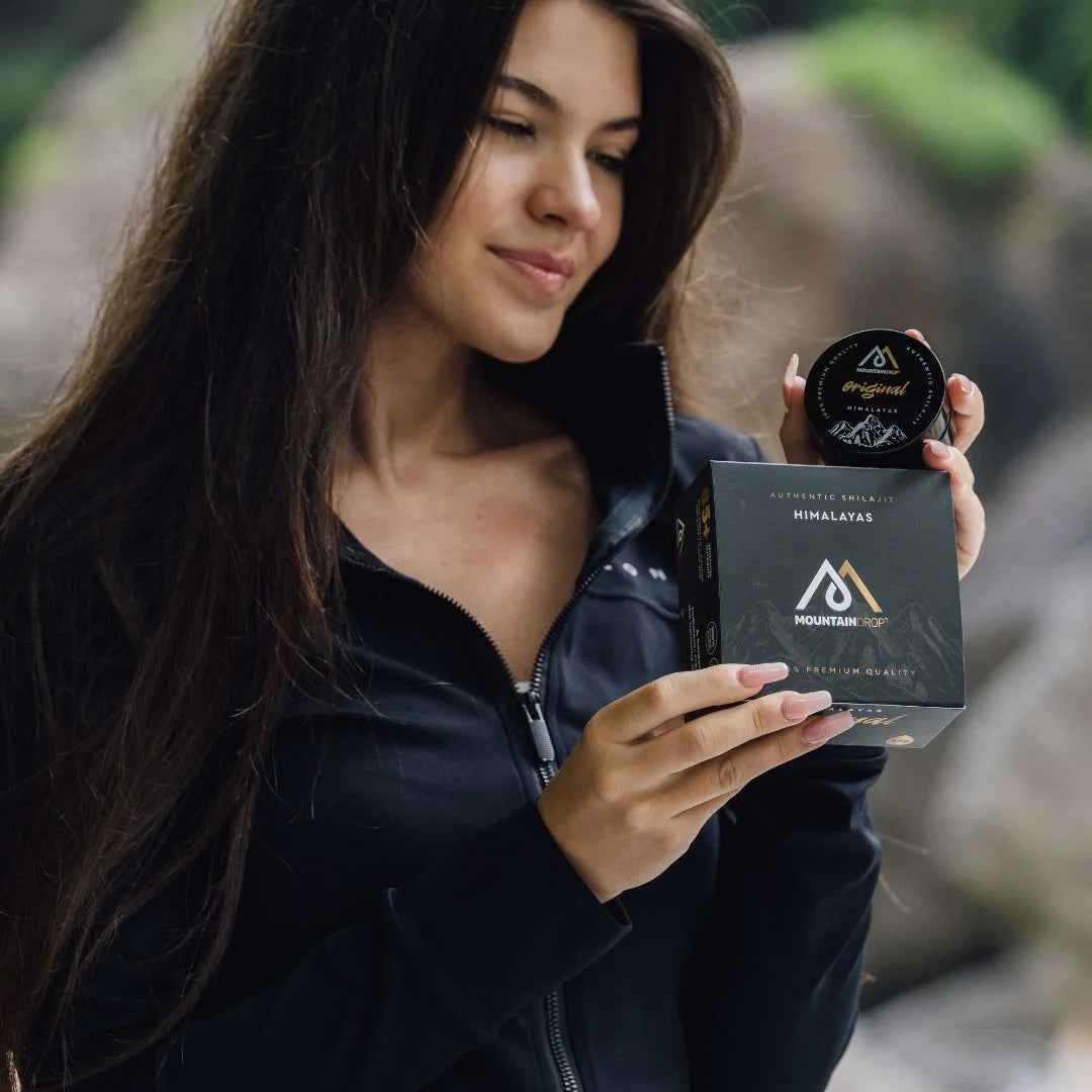 Nainen esittelee Mountaindrop Original Himalaja Shilajit -tuotetta – puhdasta luonnon voimaa arkeen.