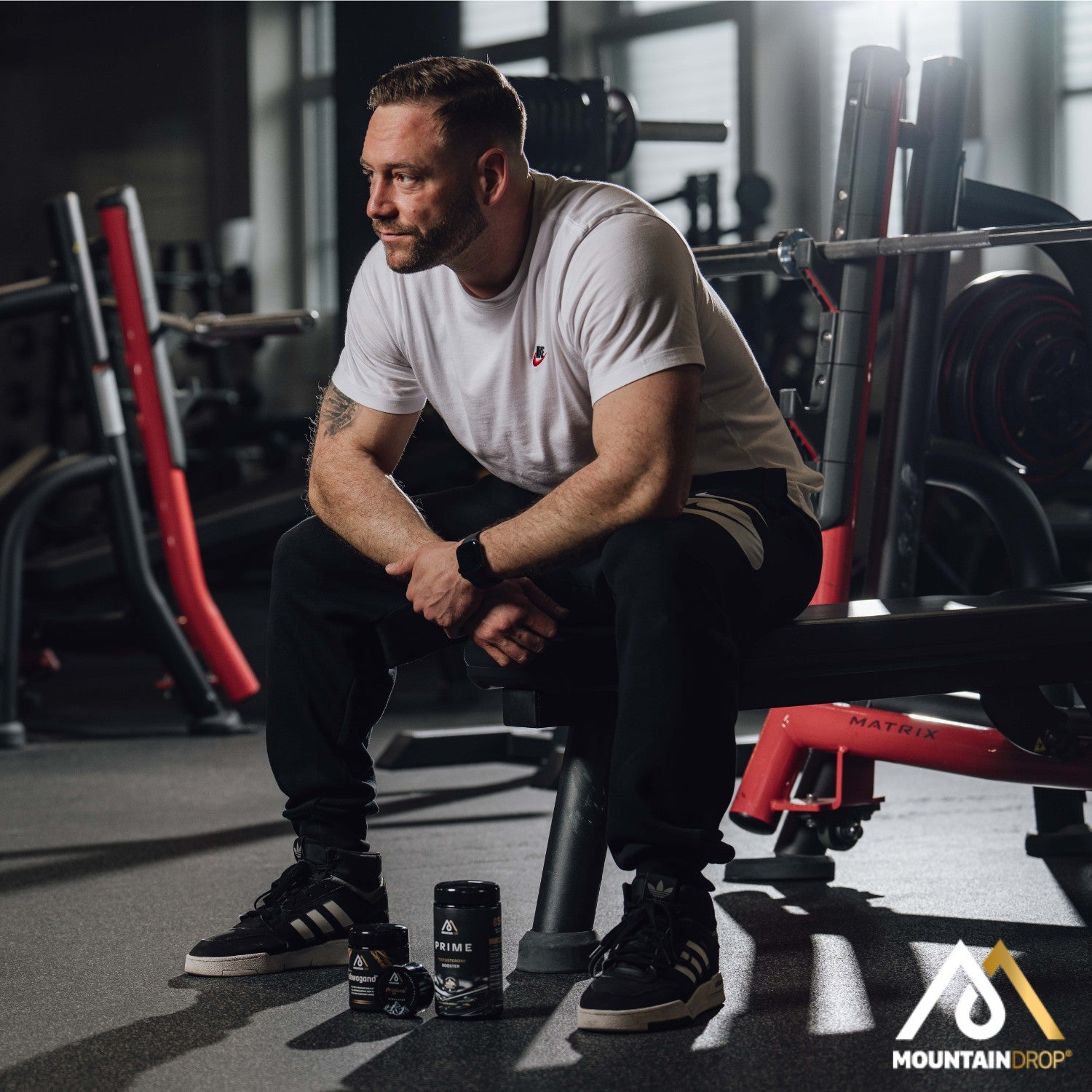 Mies kuntosalilla Mountaindrop tuotteiden kanssa. Täydellinen lisä treeneihin.