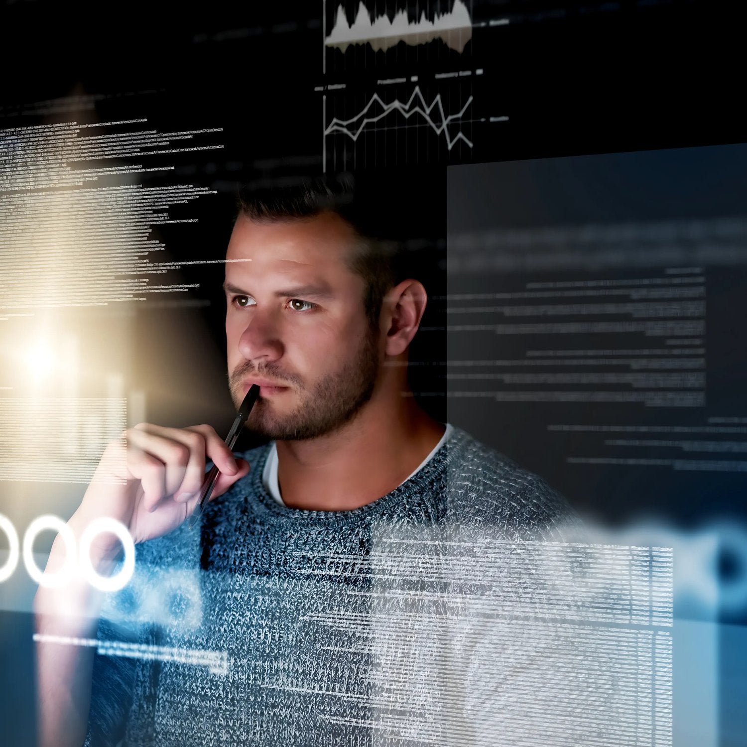 Mies tietokoneella. Mountaindrop Shilajit parantaa keskittymiskykyä sen yli 85 ravintoaineen avulla.