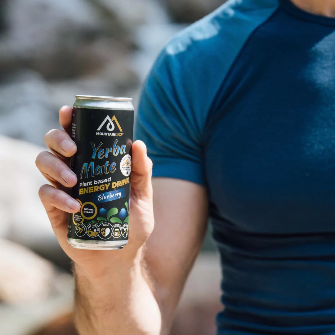 Mies kädessään Mountaindrop Yerba Mate – tehokas luonnollinen energiajuoma päivään.