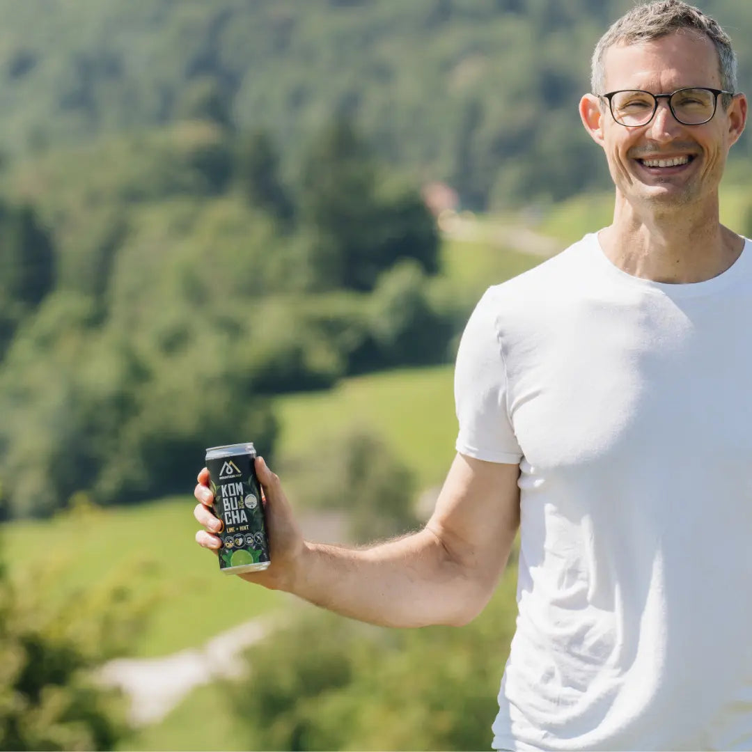 Mies pitää Mountaindrop Kombuchaa ulkona – raikas ja terveellinen juoma joka tilanteeseen.
